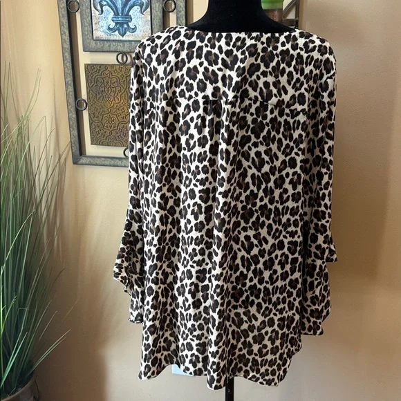 Vince Camuto Leopard Print V-Neck Blouse - Picture 2 of 5